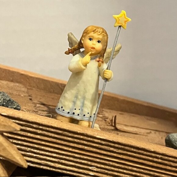 21 Piece M.J. Hummel Danbury Mint Miniature Children's Nativity Set - Picture 10 of 16